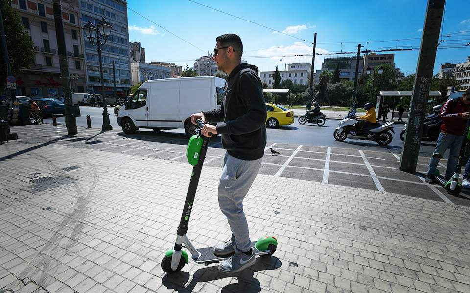 Μπαίνουν κανόνες για τα ηλεκτρικά πατίνια