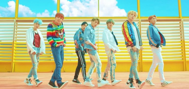 BTS: Όσα πρέπει να ξέρετε για το σύγκρότημα φαινόμενο που πάει διακοπές