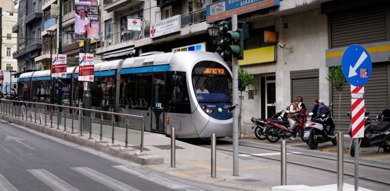 Άλιμος: 61χρονος σκοτώθηκε από το τραμ για να σώσει τη βαφτιστήρα του