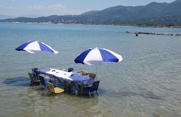 Ταβέρνα στην Κέρκυρα έβαλε τραπέζι μέσα στη θάλασσα για να δροσίζονται οι πελάτες