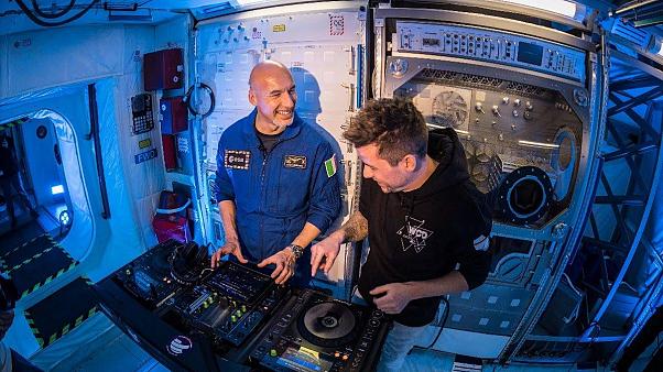 Ενας DJ σε τροχιά: Πάρτι στην Ιμπιζα με μουσική που έπαιζε αστροναύτης από το Διάστημα