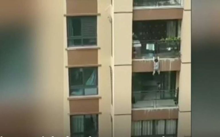 Κίνα: Ένα 3χρονο αγοράκι έπεσε από ύψος 5 ορόφων και επέζησε χάρη στην παρέμβαση των γειτόνων