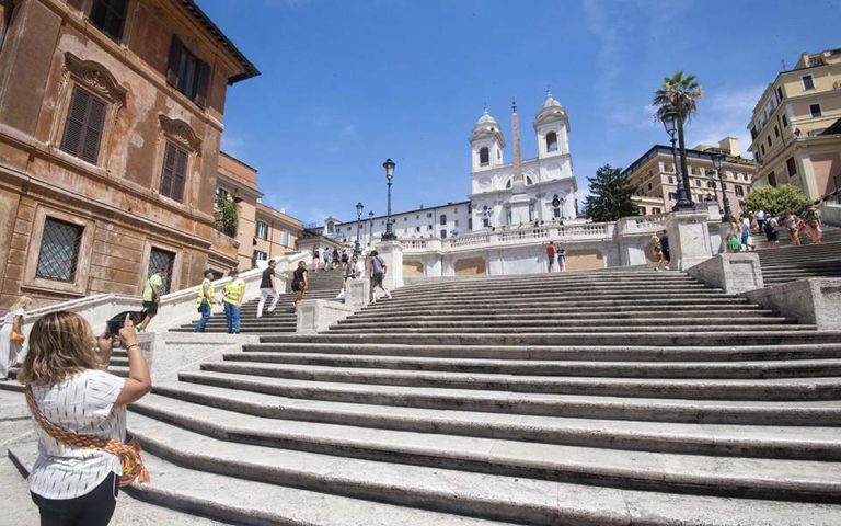 Αγνώριστη η Piazza di Spagna χωρίς τουρίστες στα διάσημα σκαλιά