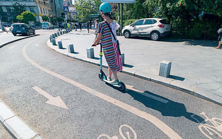 «Ζωή – πατίνι» με τη νέα μόδα στην Ευρώπη