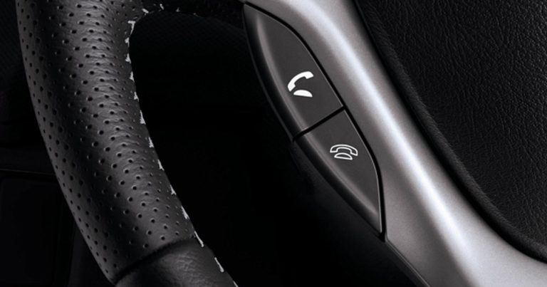Την hands-free επικοινωνία στο αυτοκίνητο θα απαγορεύσει η Βρετανία