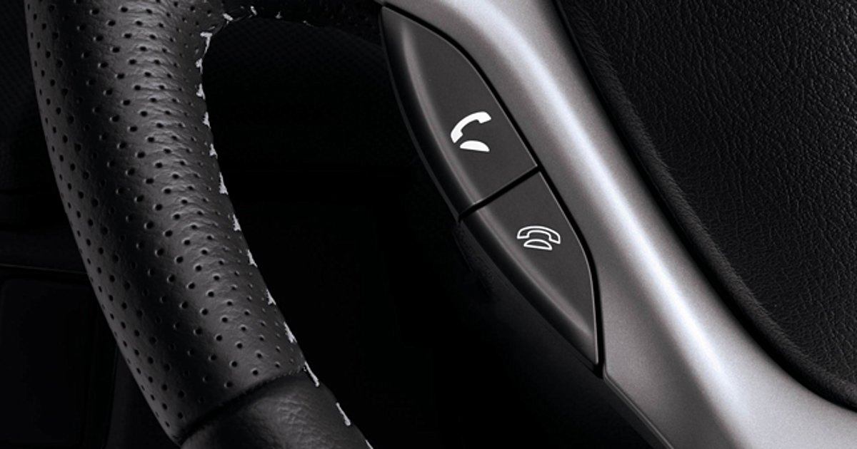 Την hands-free επικοινωνία στο αυτοκίνητο θα απαγορεύσει η Βρετανία