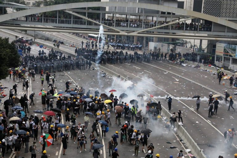 Άρματα μάχης στο Χονγκ Κονγκ στέλνει η Κίνα (pics & vid)