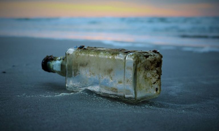 Μπουκάλι με γράμμα που έστειλε πριν 50 χρόνια Ρώσος ναύτης βρέθηκε στην Αλάσκα