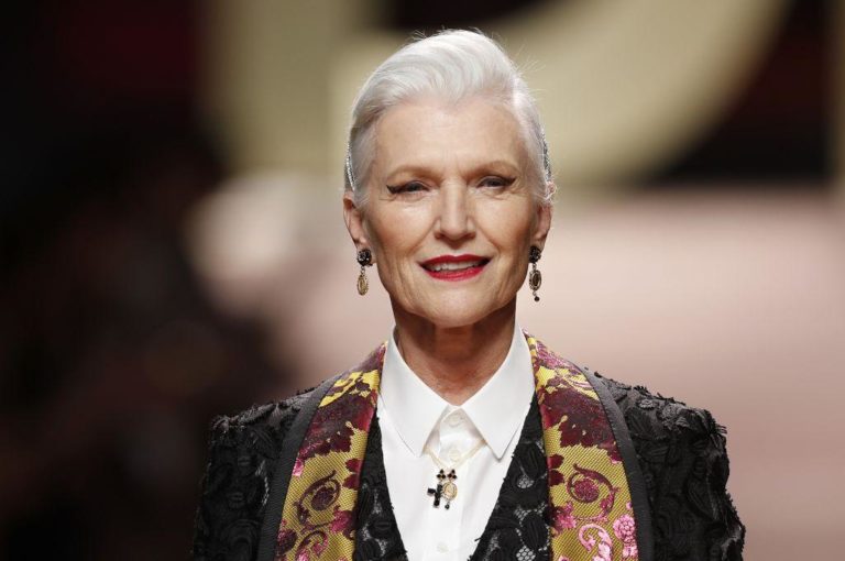 Η μητέρα του Ίλον Μασκ ετοιμάζει τη βιογραφία της