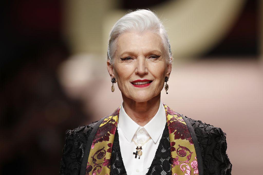 Η μητέρα του Ίλον Μασκ ετοιμάζει τη βιογραφία της