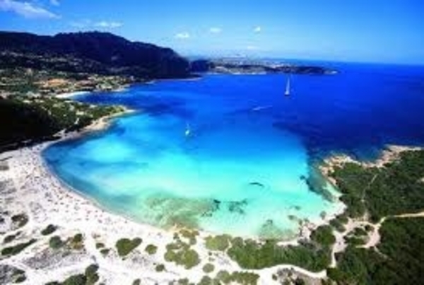 10 τόνοι χαλαζιακής άμμου που είχαν αφαιρέσει τουρίστες επιστρέφουν στις παραλίες της Σαρδηνίας
