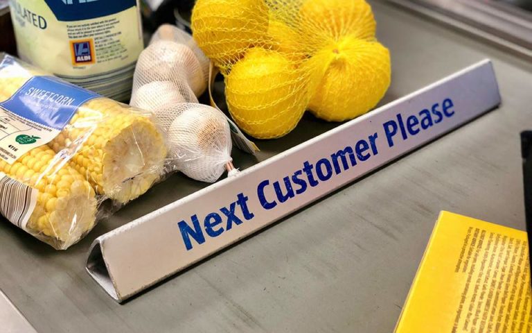 Οι Βρετανοί «στοκάρουν» τρόφιμα και φάρμακα για την περίπτωση Brexit χωρίς συμφωνία