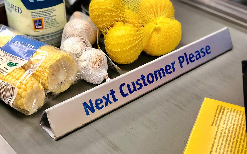 Οι Βρετανοί «στοκάρουν» τρόφιμα και φάρμακα για την περίπτωση Brexit χωρίς συμφωνία