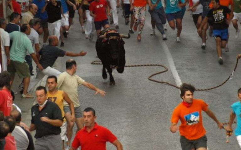 Αιματηρή επίθεση ταύρου σε θεατές σε ταυροδρομία στη Βαλένθια (vid)