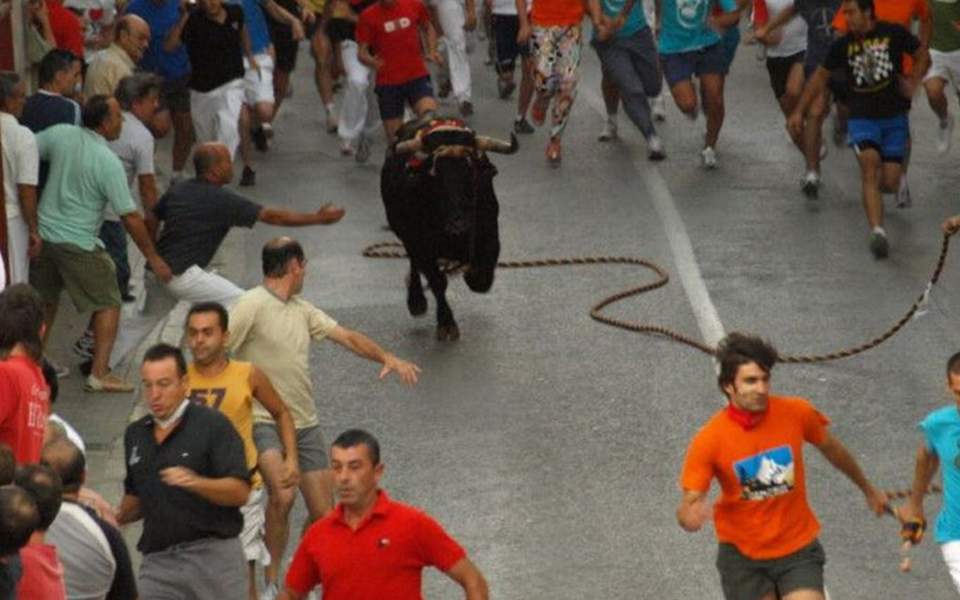 Αιματηρή επίθεση ταύρου σε θεατές σε ταυροδρομία στη Βαλένθια (vid)