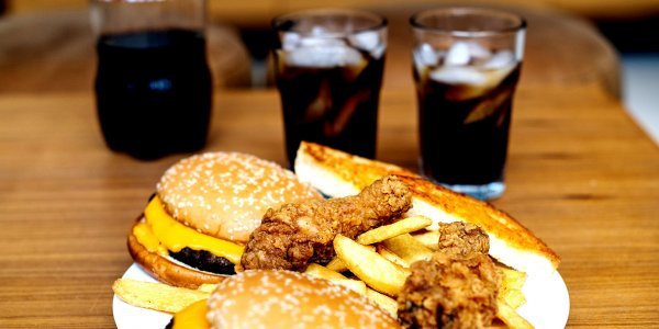 Κόβουν μπέργκερ και αναψυκτικά για να σώσουν τον πλανήτη