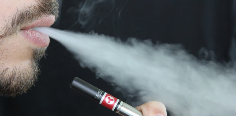 Μάστιγα για τους νέους vaping και ηλεκτρονικό τσιγάρο – Απελευθερώνει νέφος τοξικών μετάλλων