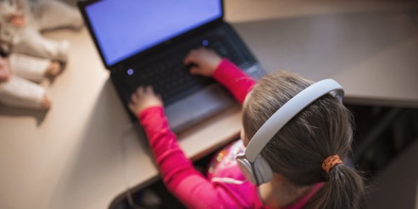 Έξι στα δέκα παιδιά ηλικίας κάτω των 10 ετών σερφάρουν στο ίντερνετ