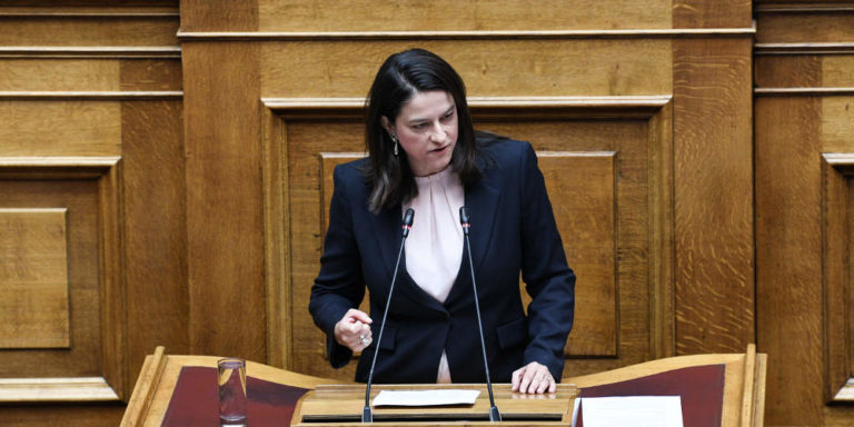 Χωρίς αναγραφή θρησκεύματος και ιθαγένειας τα απολυτήρια σχολείων – Τι είπε η Κεραμέως