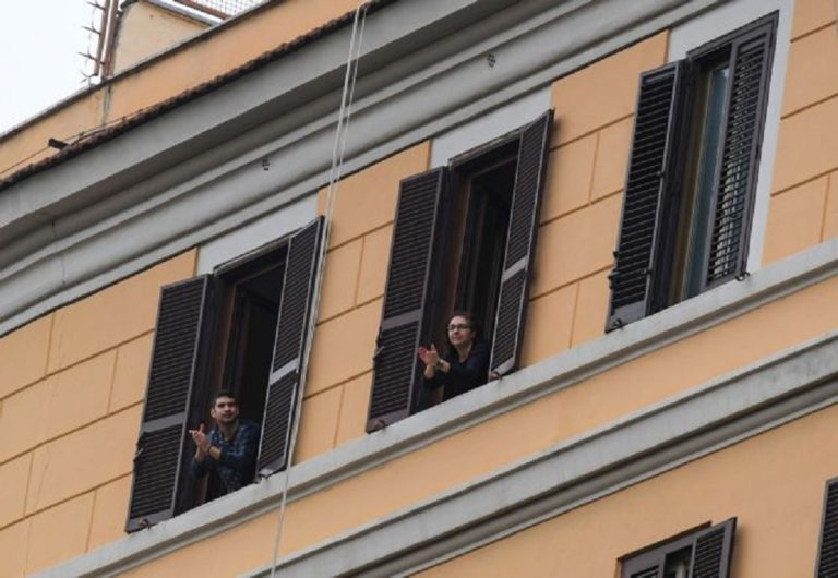 Κορωνοϊός: Bella Ciao, YMCA και συναυλίες στα μπαλκόνια για να σπάσει η πλήξη (Βίντεο)