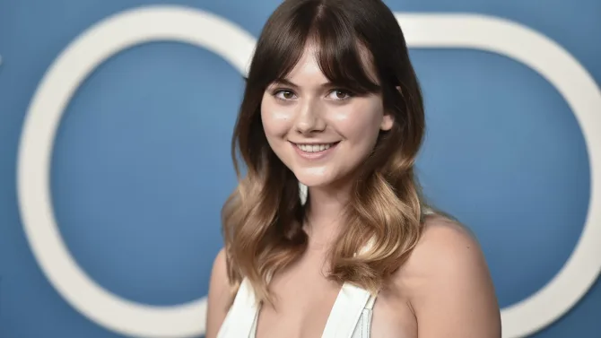 Εμίλια Τζόουνς, Ζακ Γαλιφιανάκης πρωταγωνιστούν στην βιογραφική ταινία «Winner» 