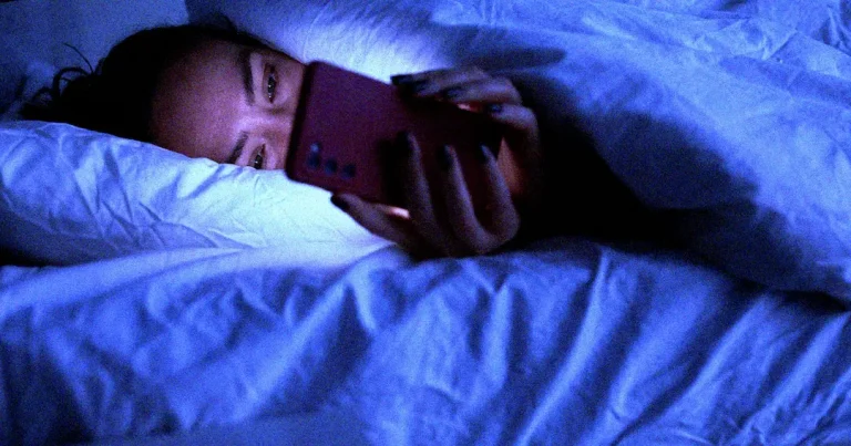 Νέα έρευνα συνδέει τη «λαμπερή ζωή» των social media με την κατάθλιψη