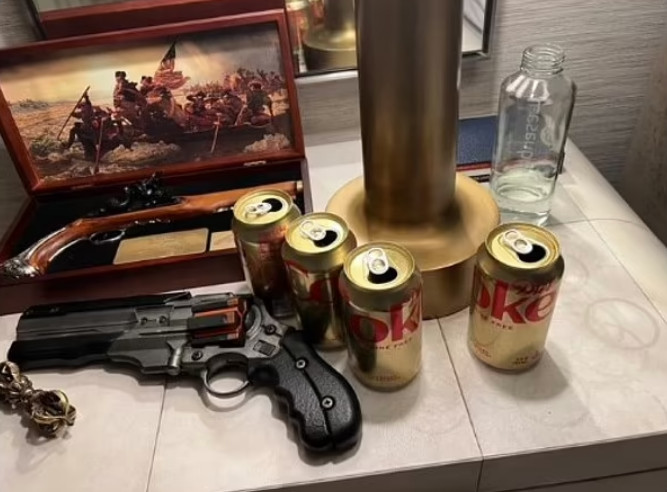 Τι γυρεύουν τα όπλα στο κομοδίνο του Έλον Μασκ