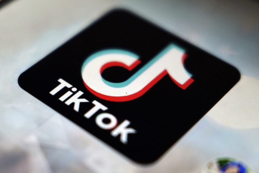 Γιατί η Δύση μπλοκάρει το TikTok – Απαγόρευση στα τηλέφωνα των δημοσίων υπαλλήλων και από την Ολλανδία