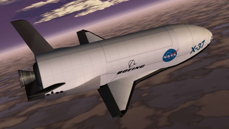 NASA: Επέστρεψε στη Γη το διαστημόπλοιο X-37B ύστερα από 908 ημέρες σε τροχιά