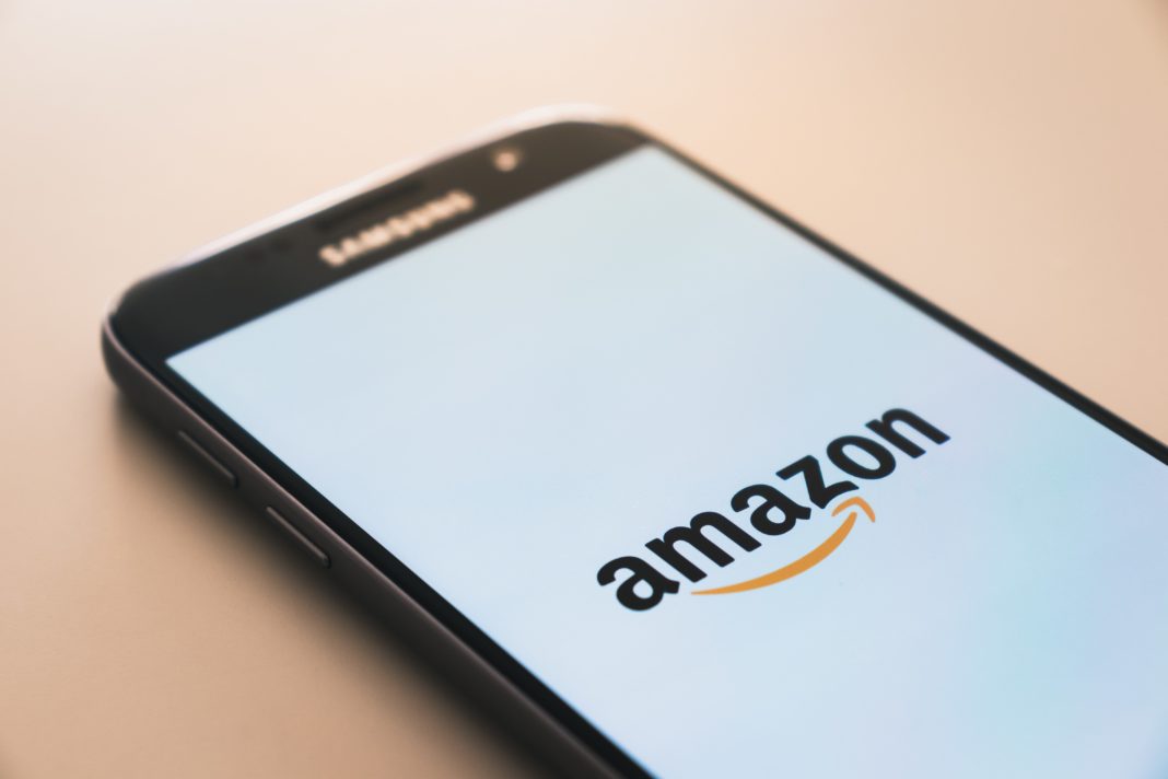 Amazon και Apple «παγώνουν» τις προσλήψεις
