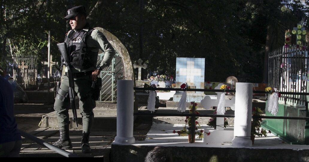 «Πόλεμος κατά των συμμοριών» στο Ελ Σαλβαδόρ: Οι αρχές καταστρέφουν επιτύμβιες πλάκες «μαρέρος»