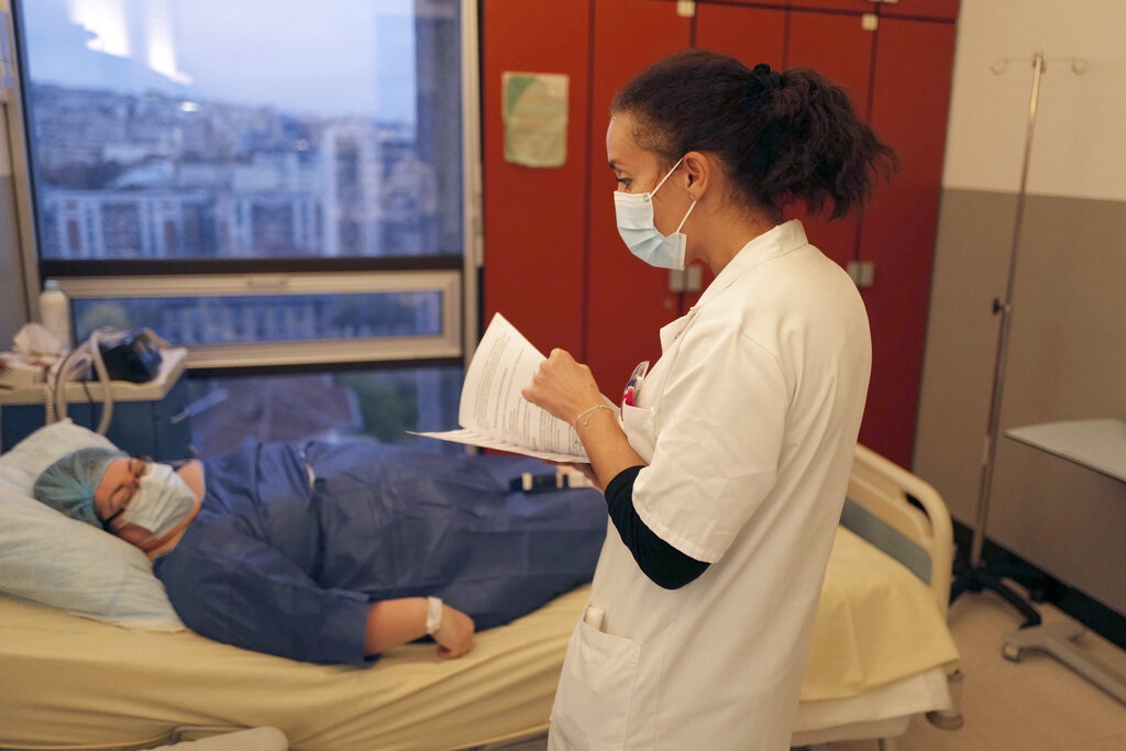 Οι γυναίκες, κυρίως οι υπέρβαρες, κινδυνεύουν από μακρά Covid-19