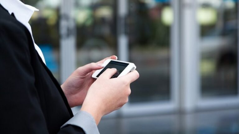 Στην καρτοκινητή, το νέο πεδίο έντασης του ανταγωνισμού στις τηλεπικοινωνίες