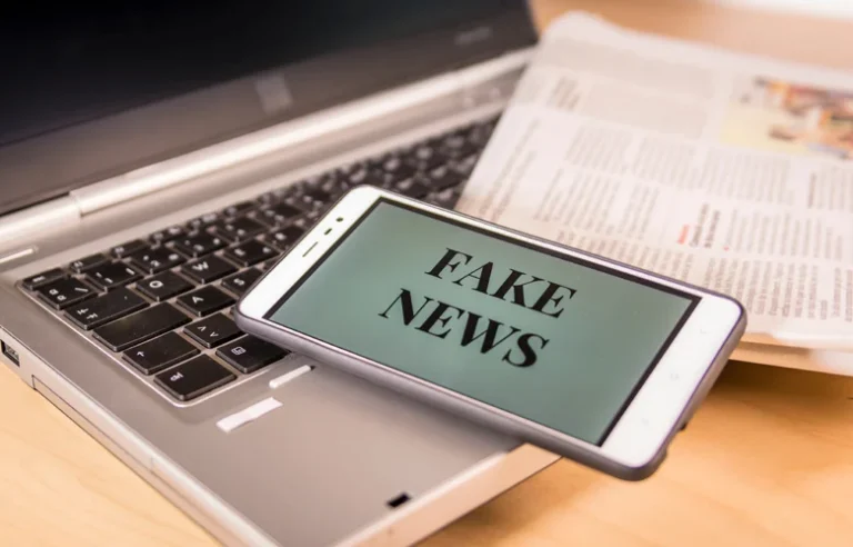 Fake news: Όσο πρόθυμος είναι κανείς να μοιραστεί ειδήσεις, τόσο απρόθυμος είναι να τις διασταυρώσει