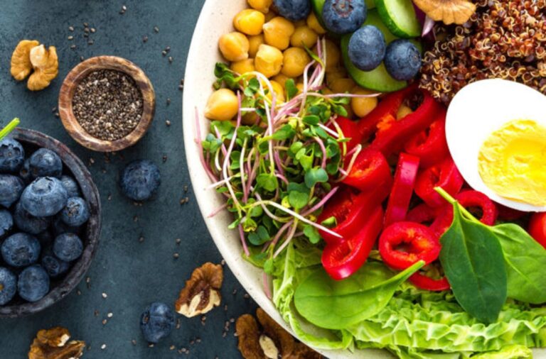 Αλτσχάιμερ: Η μεσογειακή διατροφή και η δίαιτα MIND μειώνουν τα σημάδια της νόσου στον εγκέφαλο