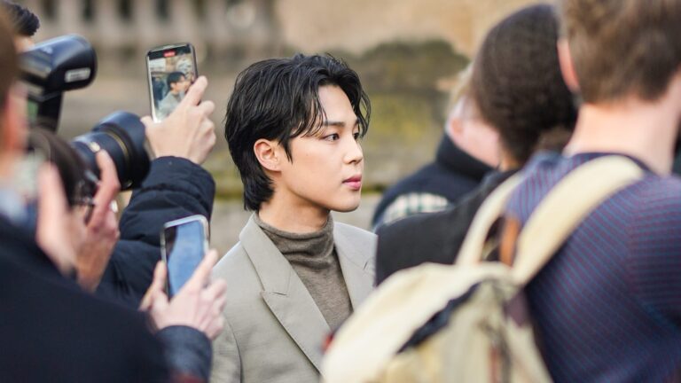 Ο τραγουδιστής των BTS γίνεται το πρόσωπο της Tiffany