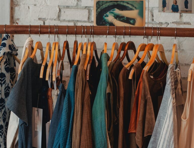 Περιβαλλοντικό τέλος και στην αγορά ειδών ένδυσης το 2024