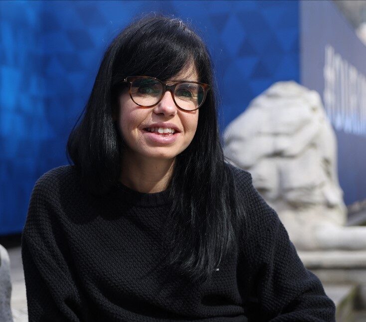 Η Βρετανίδα φυσικός που κάνει τις επιστημόνισσες πιο εμφανείς στο Διαδίκτυο