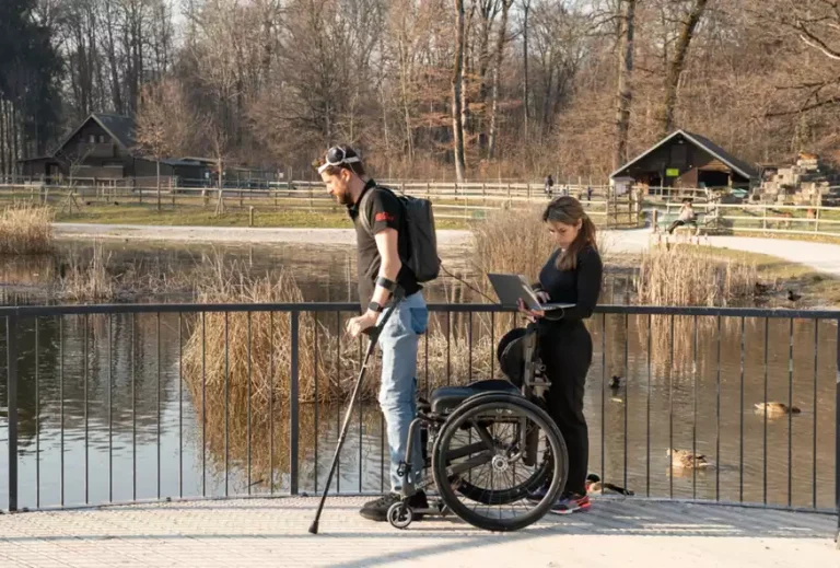 Επαναστατικό εμφύτευμα βοηθά παράλυτο ασθενή να περπατήσει