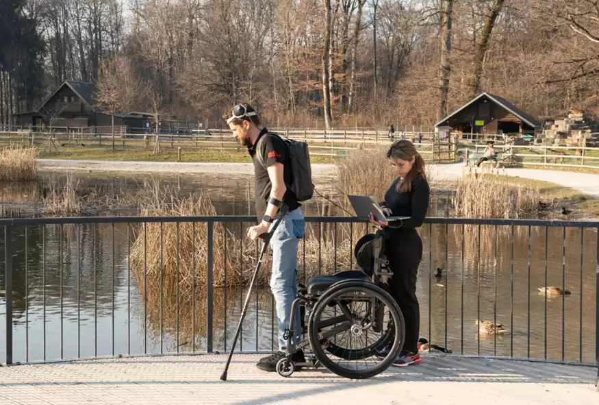 Επαναστατικό εμφύτευμα βοηθά παράλυτο ασθενή να περπατήσει