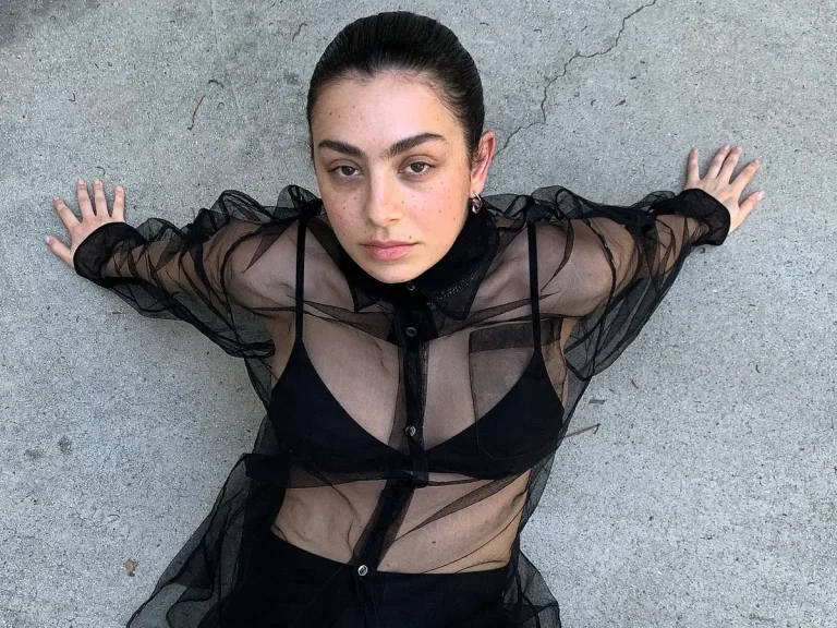 Η Charli XCX θα πρωταγωνιστήσει σε νέα εκδοχή της καλτ ταινίας τρόμου «Faces Of Death»