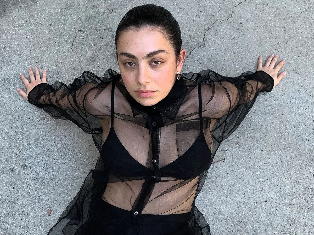 Η Charli XCX θα πρωταγωνιστήσει σε νέα εκδοχή της καλτ ταινίας τρόμου «Faces Of Death»