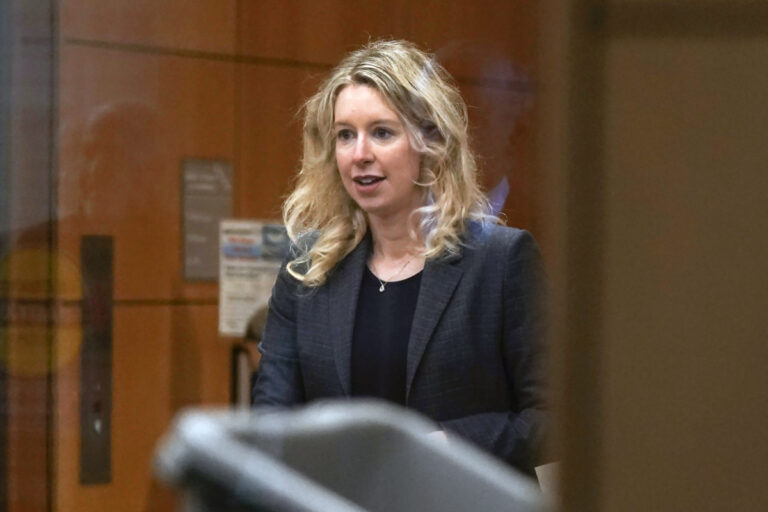 H ιδρύτρια της Theranos Ελίζαμπεθ Χολμς καταδικάστηκε σε φυλάκιση και αποζημίωση των θυμάτων της