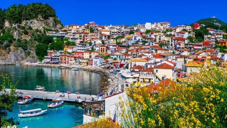Πάργα: Το παραθαλάσσιο όνειρο με τα τιρκουάζ νερά 