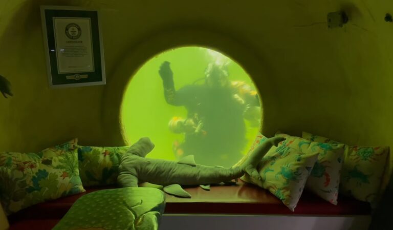 Καθηγητής του Πανεπιστημίου της Φλόριντα σπάει το ρεκόρ υποθαλάσσιας διαβίωσης