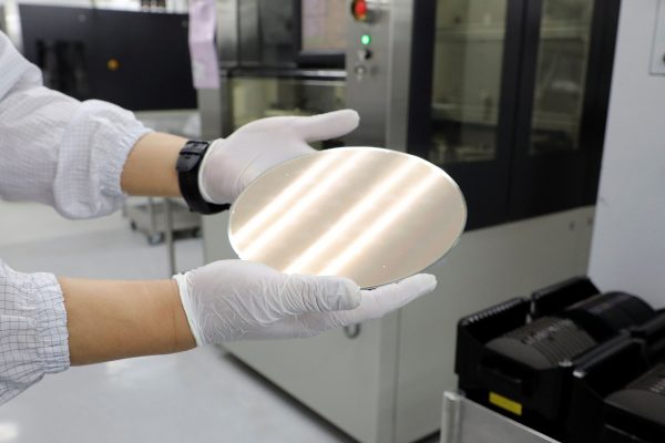 Βρετανία: Επενδύει 1 δισ. λίρες στην εγχώρια βιομηχανία ημιαγωγών