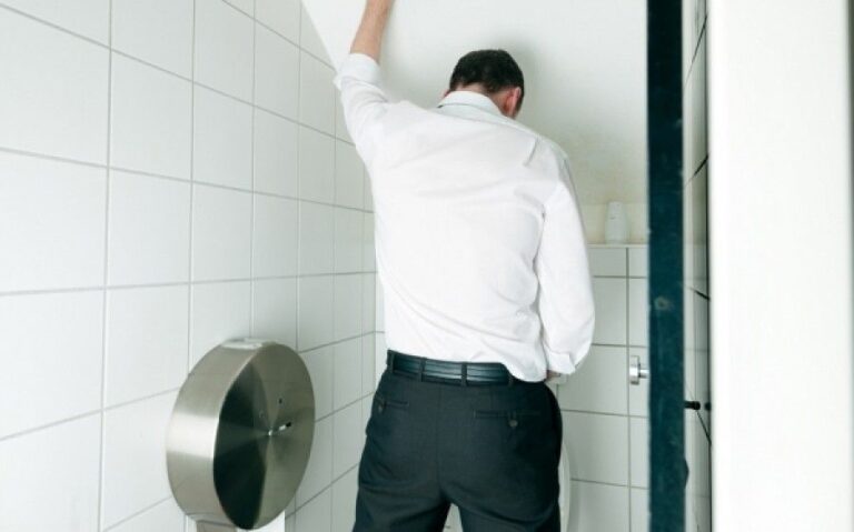 Μελέτη: Οι άνδρες δεν ουρούν πια όρθιοι, λόγω… κινητού