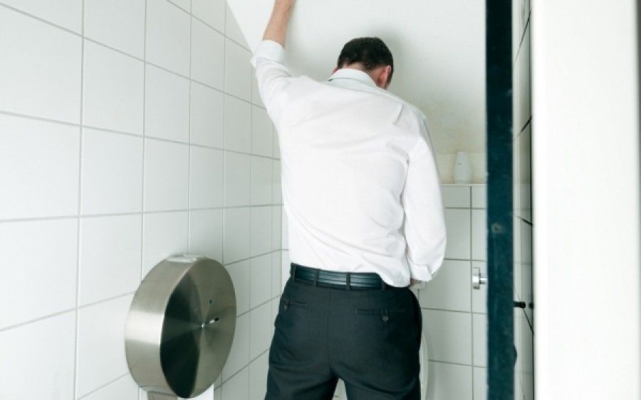 Μελέτη: Οι άνδρες δεν ουρούν πια όρθιοι, λόγω… κινητού