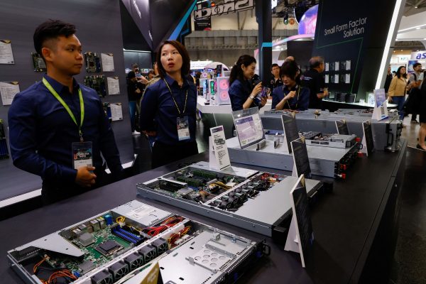 Foxconn: Εκρηξη ζήτησης για servers λόγω τεχνητής νοημοσύνης