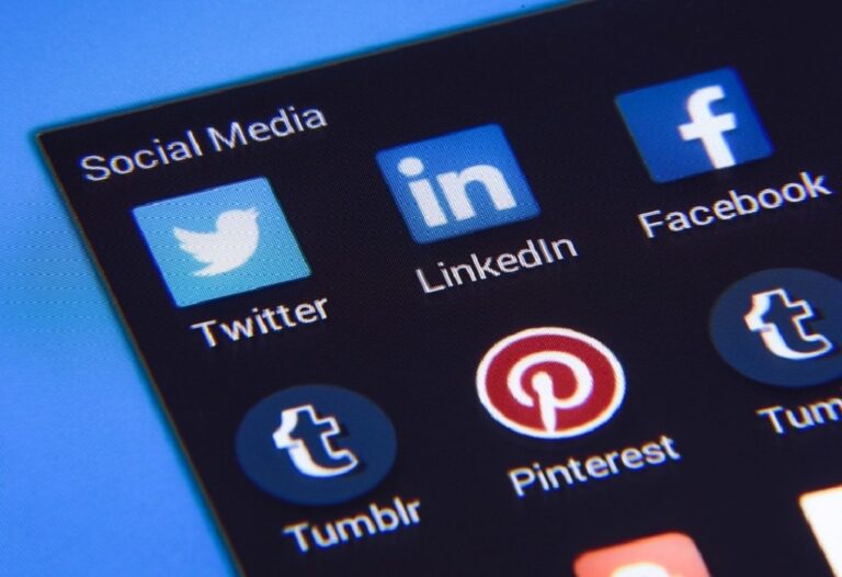 Τα social media μπορούν να είναι επικίνδυνα για τους νέους, προειδοποιεί ο αρχίατρος των ΗΠΑ